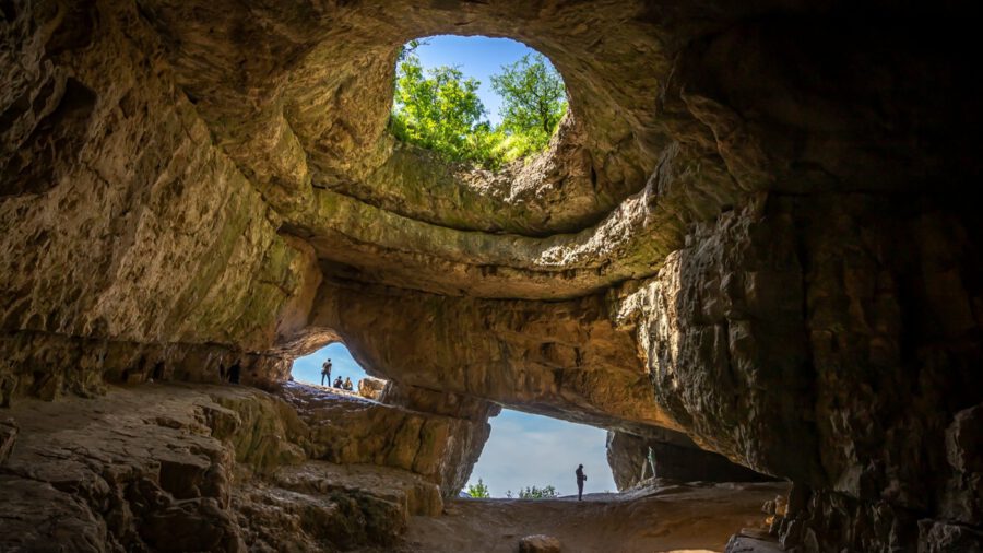 Szelim-lyuk, a 45 méter hosszú és 18 méter magas barlang a Gerecsében
