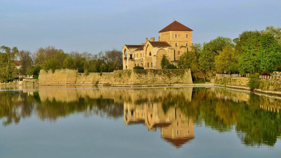 Tatai vár, az Öreg-tó fölé magasodó középkori erődítmény