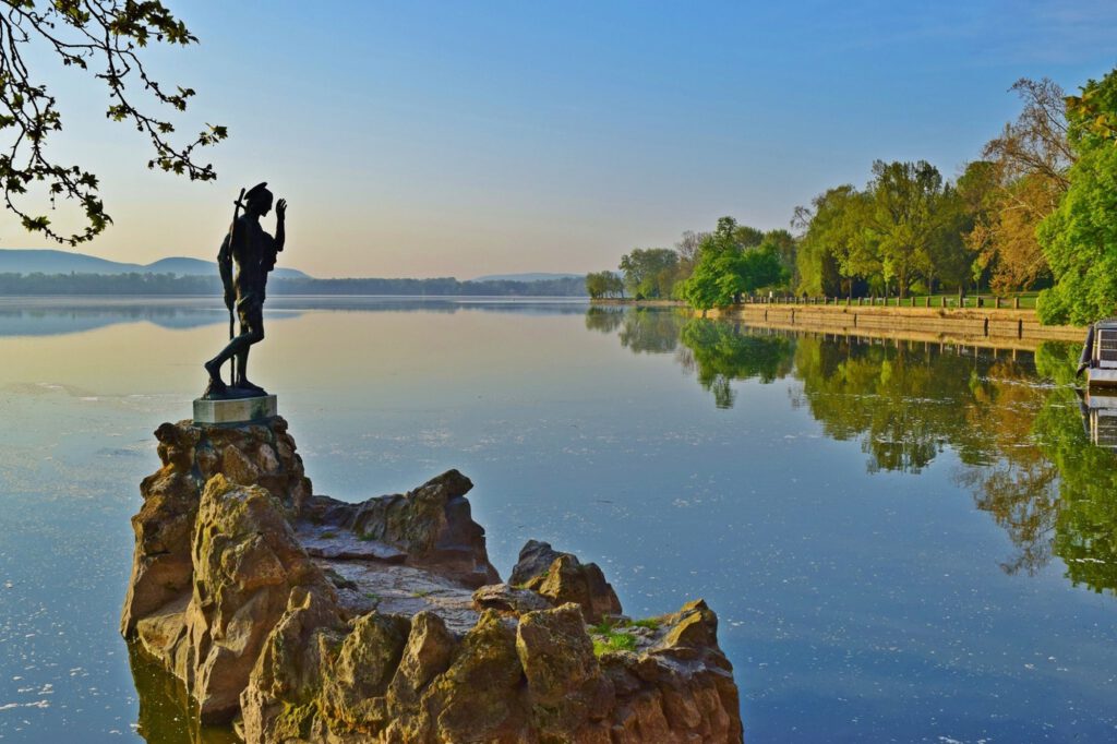 Tatai vár, az Öreg-tó fölé magasodó középkori erődítmény