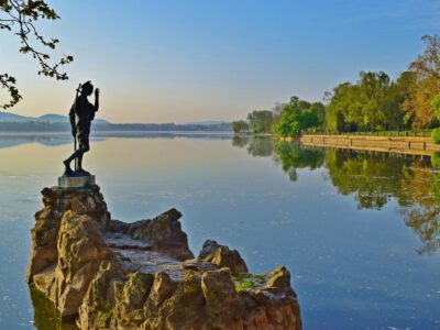 Tatai vár, az Öreg-tó fölé magasodó középkori erődítmény