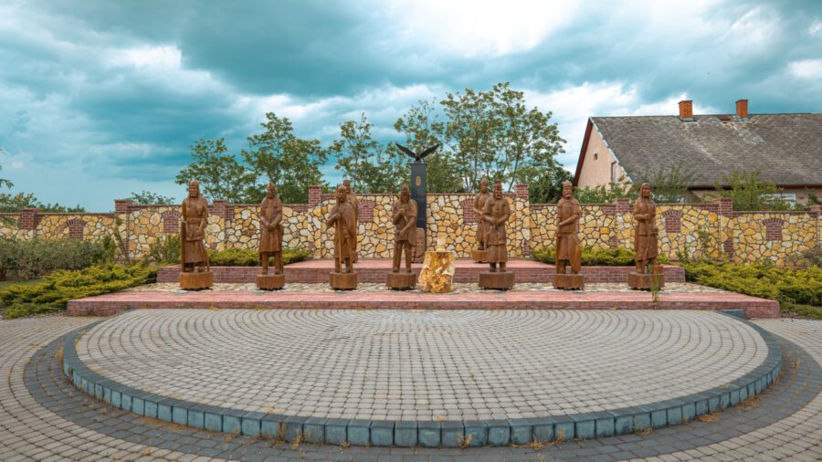 Tiszakanyári Honfoglalás Park - a magyar történelem évszázadai fába faragva