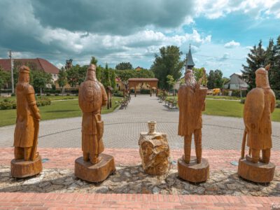 Tiszakanyári Honfoglalás Park – a magyar történelem évszázadai fába faragva