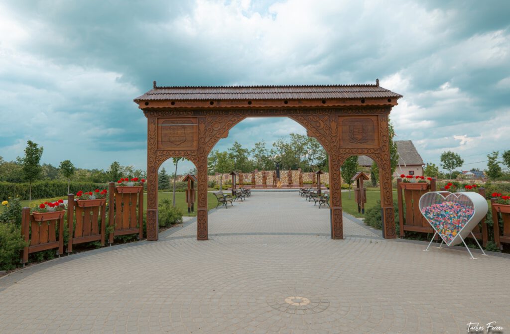 Tiszakanyári Honfoglalás Park – a magyar történelem évszázadai fába faragva