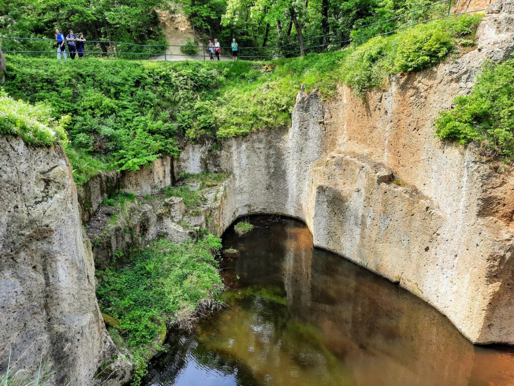Megyer-hegyi Tengerszem, a hatalmas sziklafalak övezte bányató