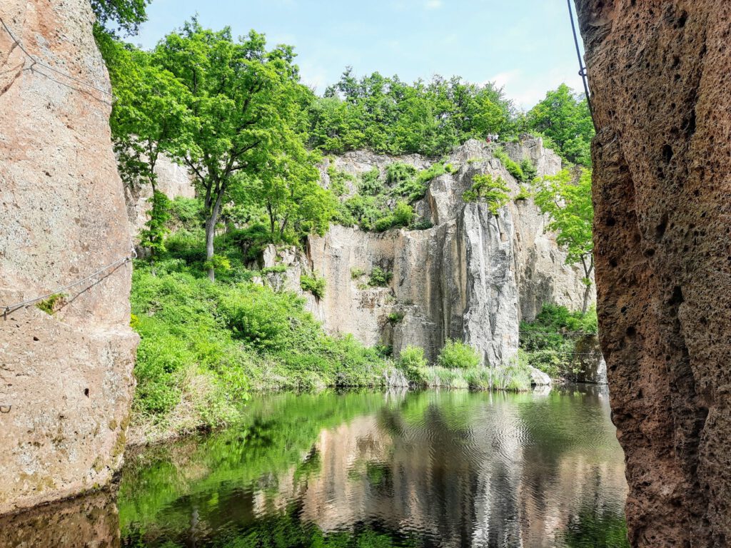Megyer-hegyi Tengerszem, a hatalmas sziklafalak övezte bányató