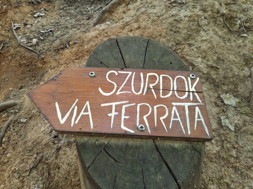 Megyer-hegyi Tengerszem, a hatalmas sziklafalak övezte bányató