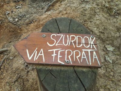 Megyer-hegyi Tengerszem, a hatalmas sziklafalak övezte bányató
