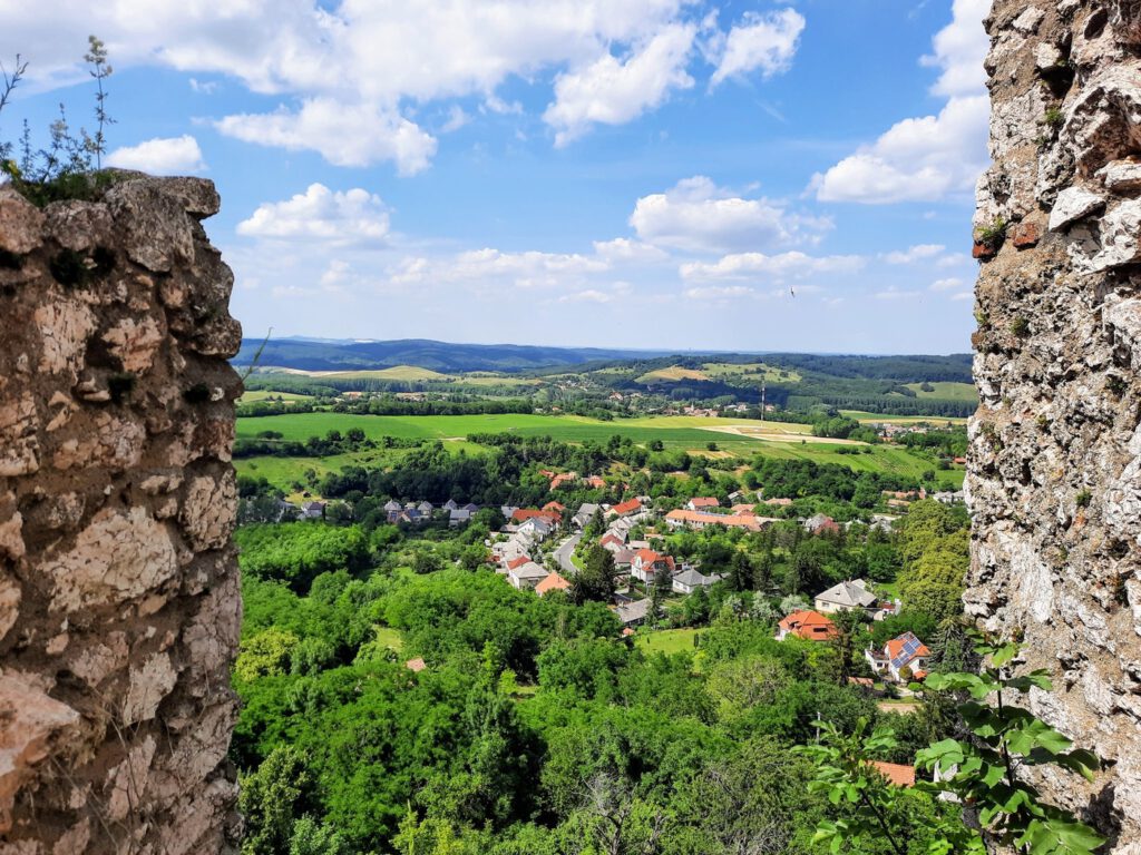 Cseszneki vár, melynek történetéről a bakonyi erdő fuvallata suttog