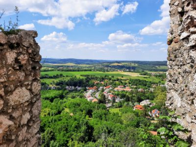 Cseszneki vár, melynek történetéről a bakonyi erdő fuvallata suttog
