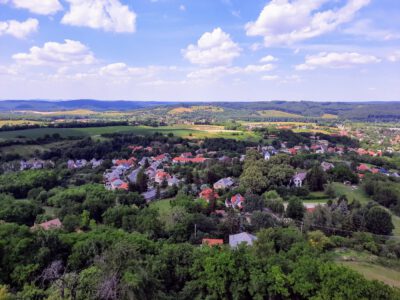 Cseszneki vár, melynek történetéről a bakonyi erdő fuvallata suttog