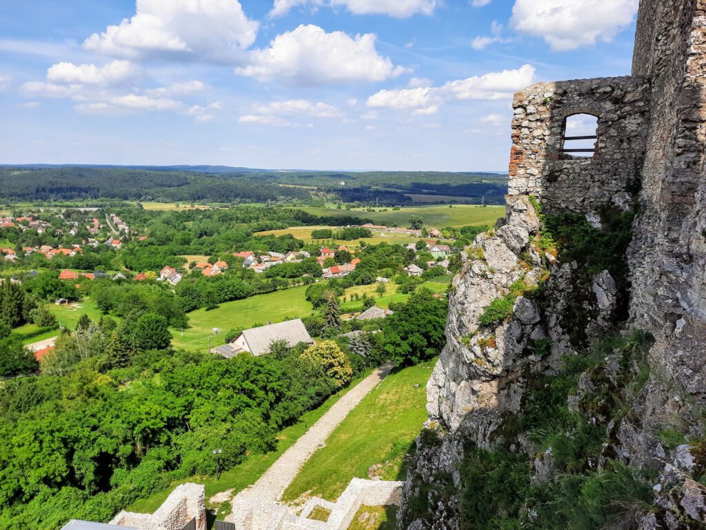 Cseszneki vár, melynek történetéről a bakonyi erdő fuvallata suttog