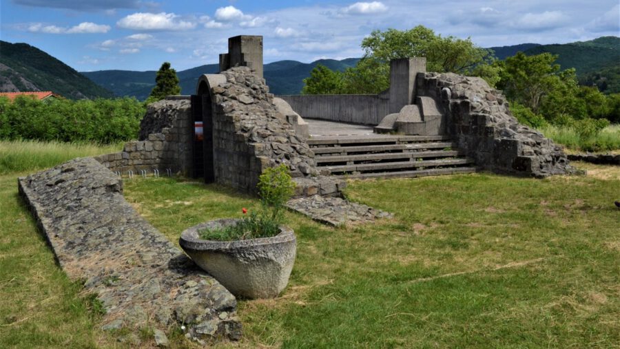 Királyi prépostság romjai Dömösön, ahonnan mennyei a panoráma