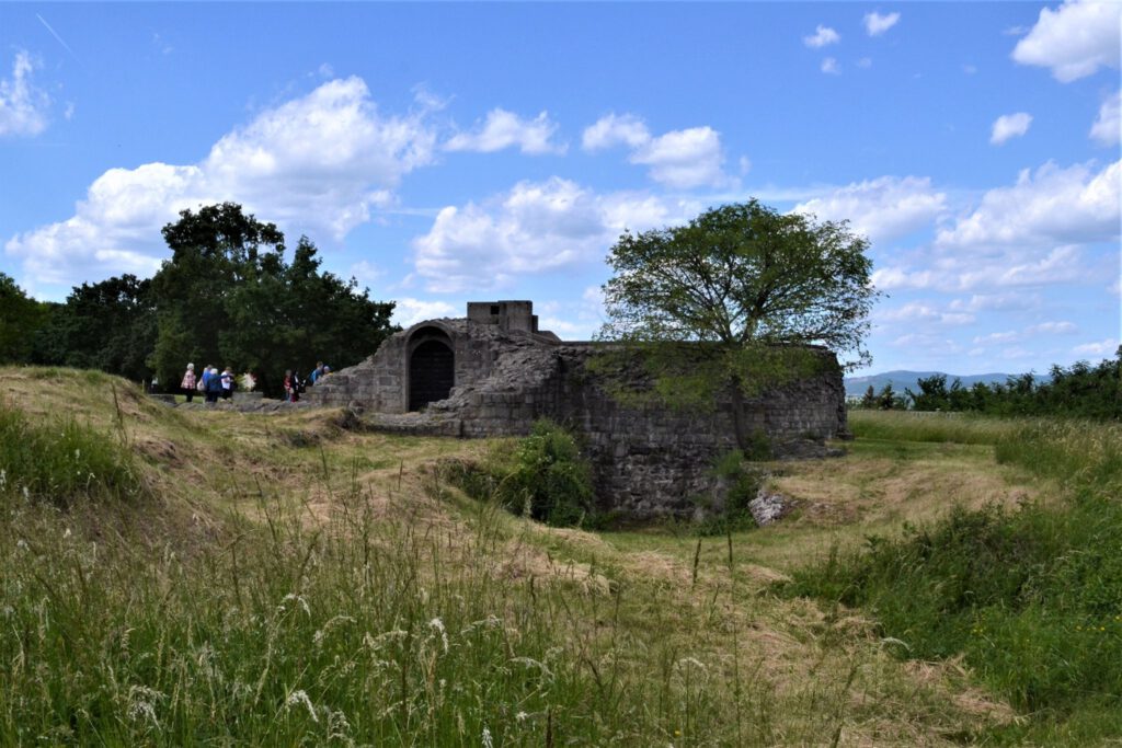 Királyi prépostság romjai Dömösön, ahonnan mennyei a panoráma