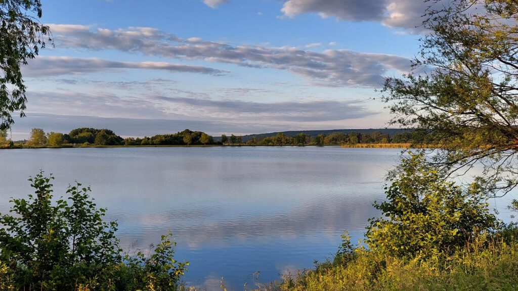 Abért-tó, melynek mesés hátterét a Kőszegi-hegység nyújtja
