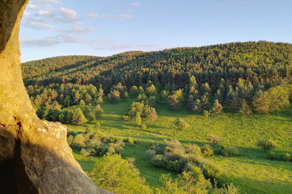 Kishartyáni Kőlyuk-oldal és a homokkőfalba vájt barlang