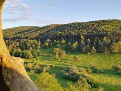 Kishartyáni Kőlyuk-oldal és a homokkőfalba vájt barlang
