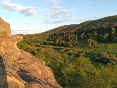 Kishartyáni Kőlyuk-oldal és a homokkőfalba vájt barlang