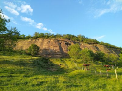 Kishartyáni Kőlyuk-oldal és a homokkőfalba vájt barlang