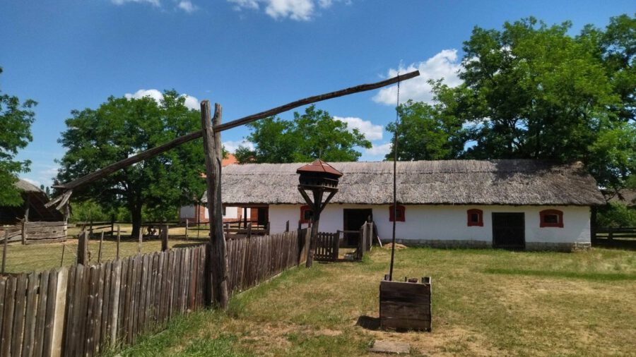 Sóstói Múzeumfalu, az erdő szélén, 7,5 hektáros területen elterülő néprajzi falu