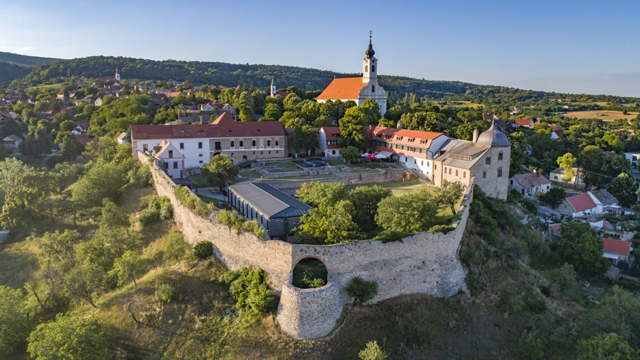 Pécsvárad gyöngyszemei, az erődített monostor és a 255 éves templom