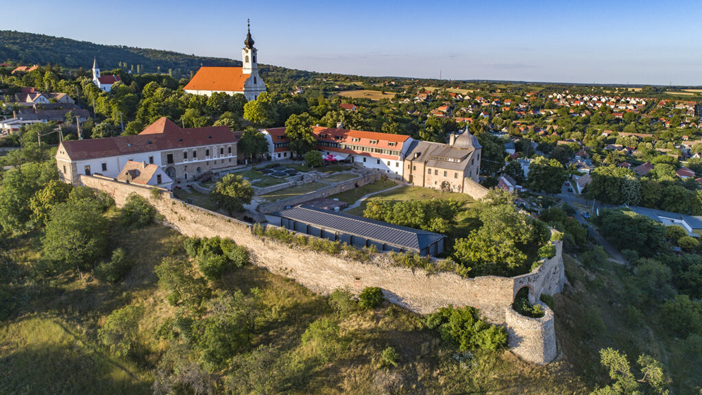 Pécsvárad gyöngyszemei, az erődített monostor és a 255 éves templom