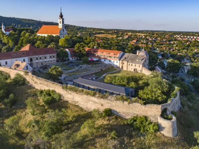 Pécsvárad gyöngyszemei, az erődített monostor és a 255 éves templom