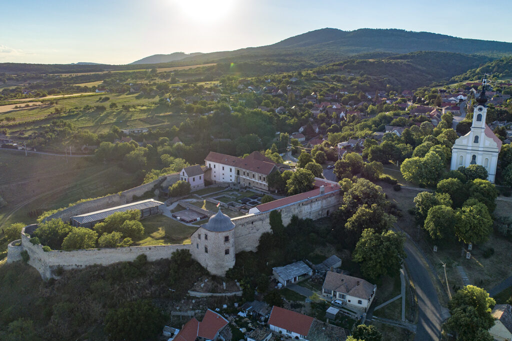 Pécsvárad gyöngyszemei, az erődített monostor és a 255 éves templom