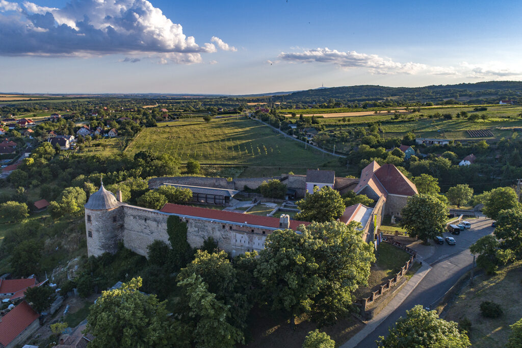 Pécsvárad gyöngyszemei, az erődített monostor és a 255 éves templom