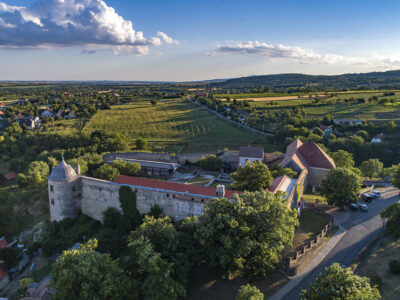 Pécsvárad gyöngyszemei, az erődített monostor és a 255 éves templom
