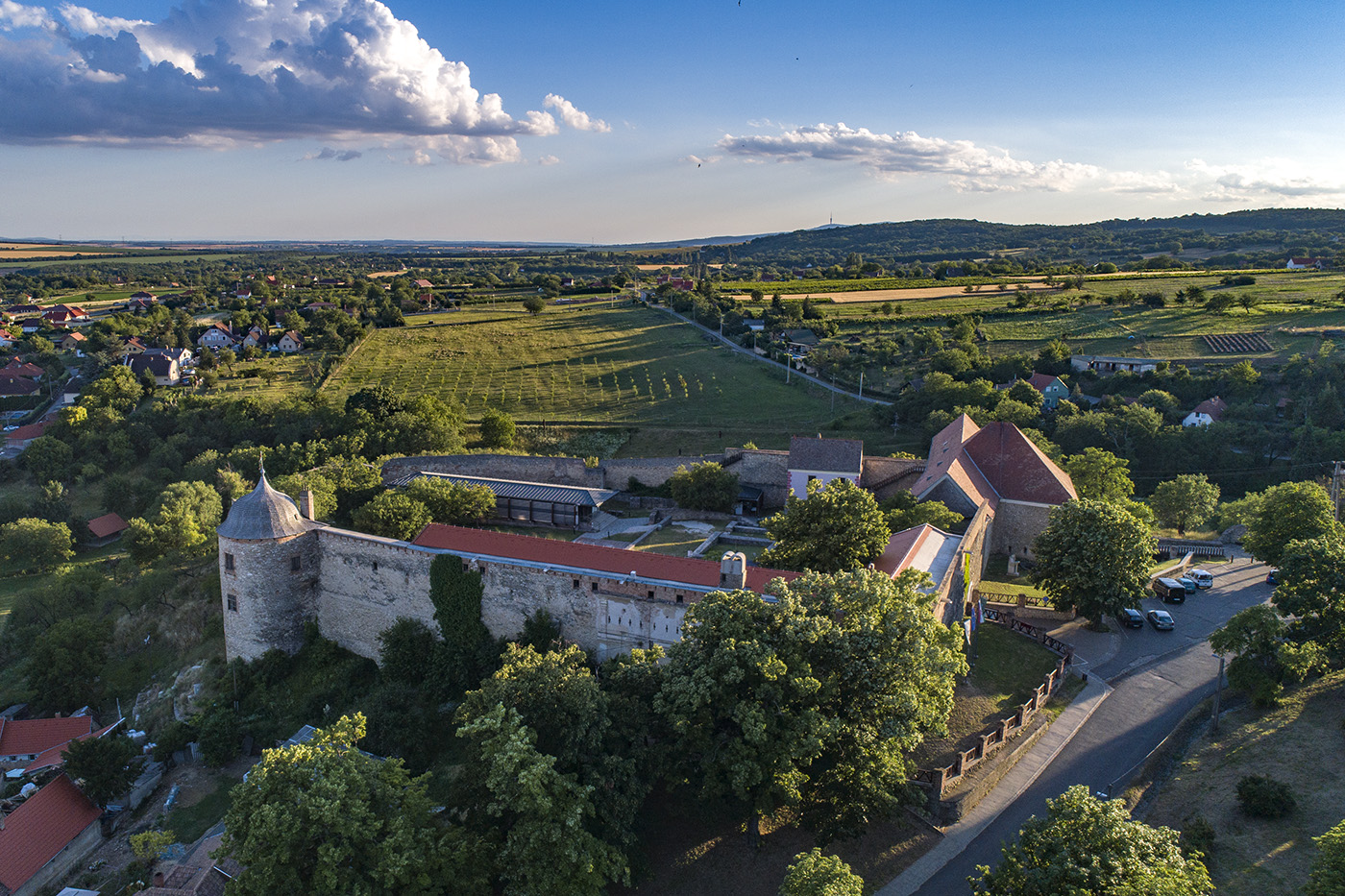 Pécsvárad gyöngyszemei, az erődített monostor és a 255 éves templom
