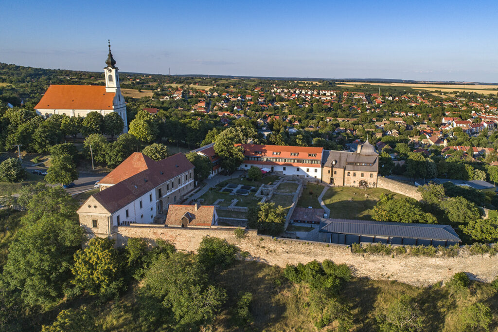 Pécsvárad gyöngyszemei, az erődített monostor és a 255 éves templom