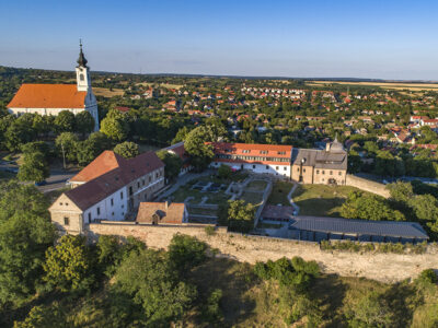 Pécsvárad gyöngyszemei, az erődített monostor és a 255 éves templom