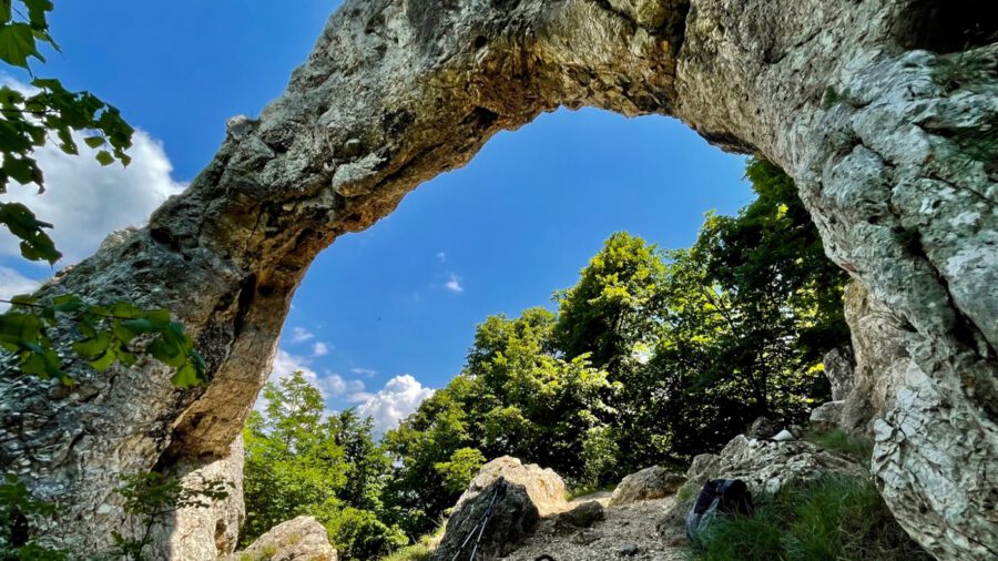 Vaskapu-szikla, a Pilis ámulatba ejtő boltívei