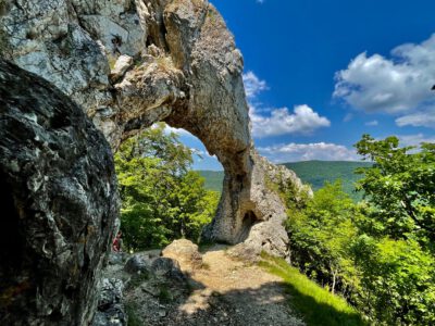 Vaskapu-szikla, a Pilis ámulatba ejtő boltívei