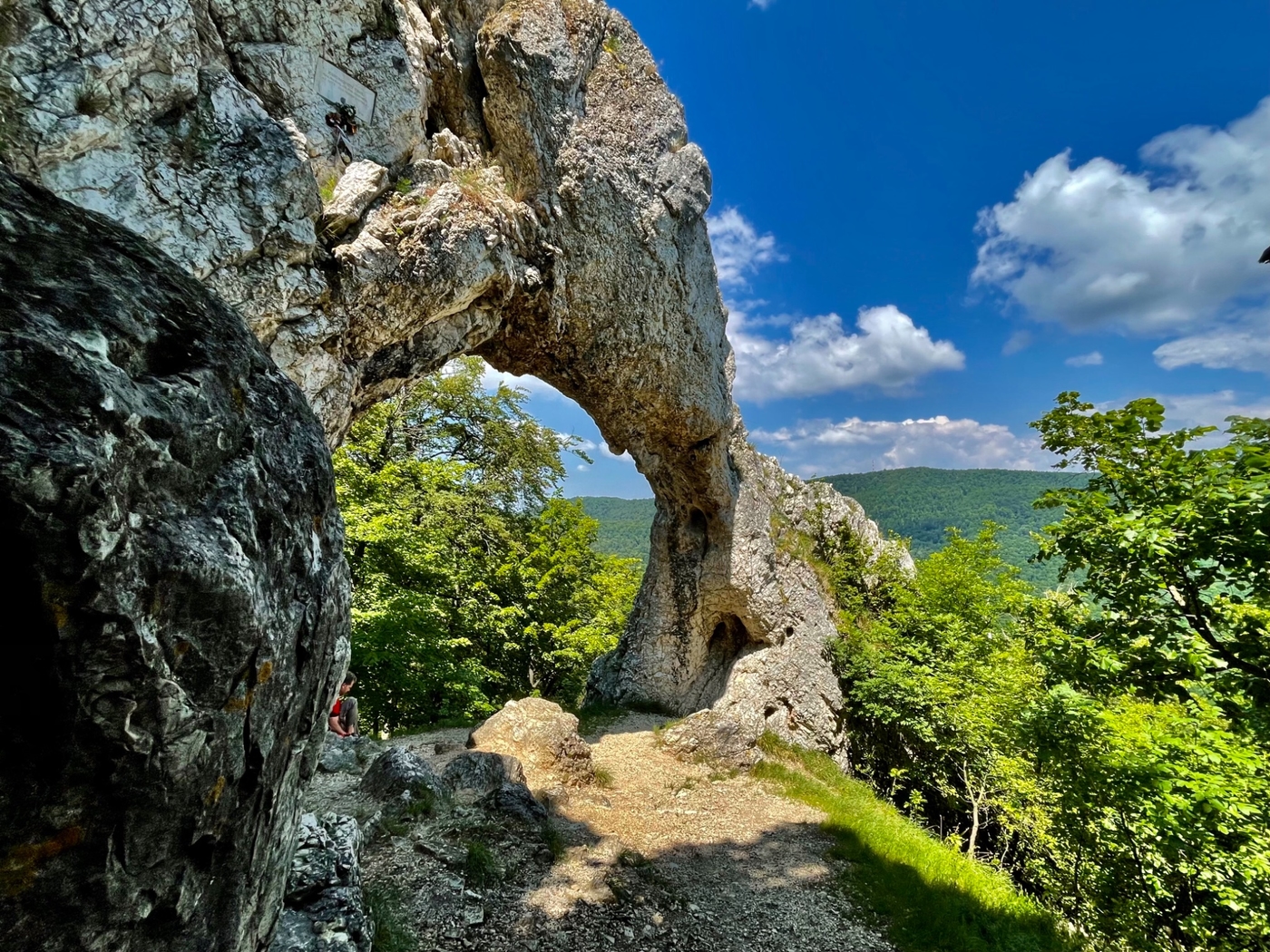 Vaskapu-szikla, a Pilis ámulatba ejtő boltívei