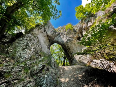 Vaskapu-szikla, a Pilis ámulatba ejtő boltívei