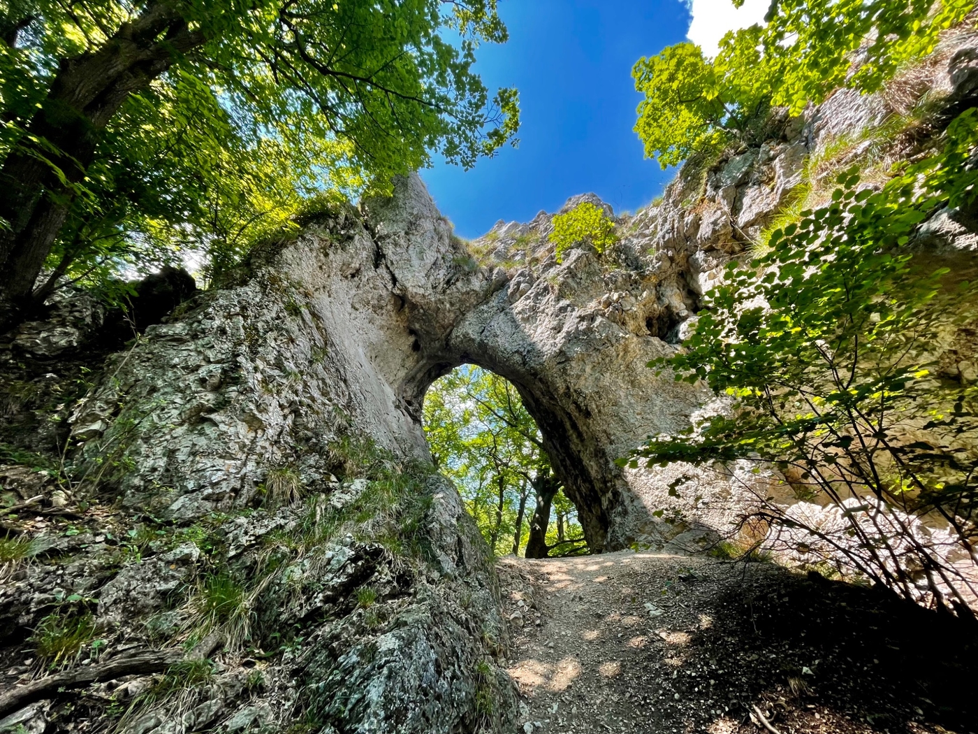 Vaskapu-szikla, a Pilis ámulatba ejtő boltívei
