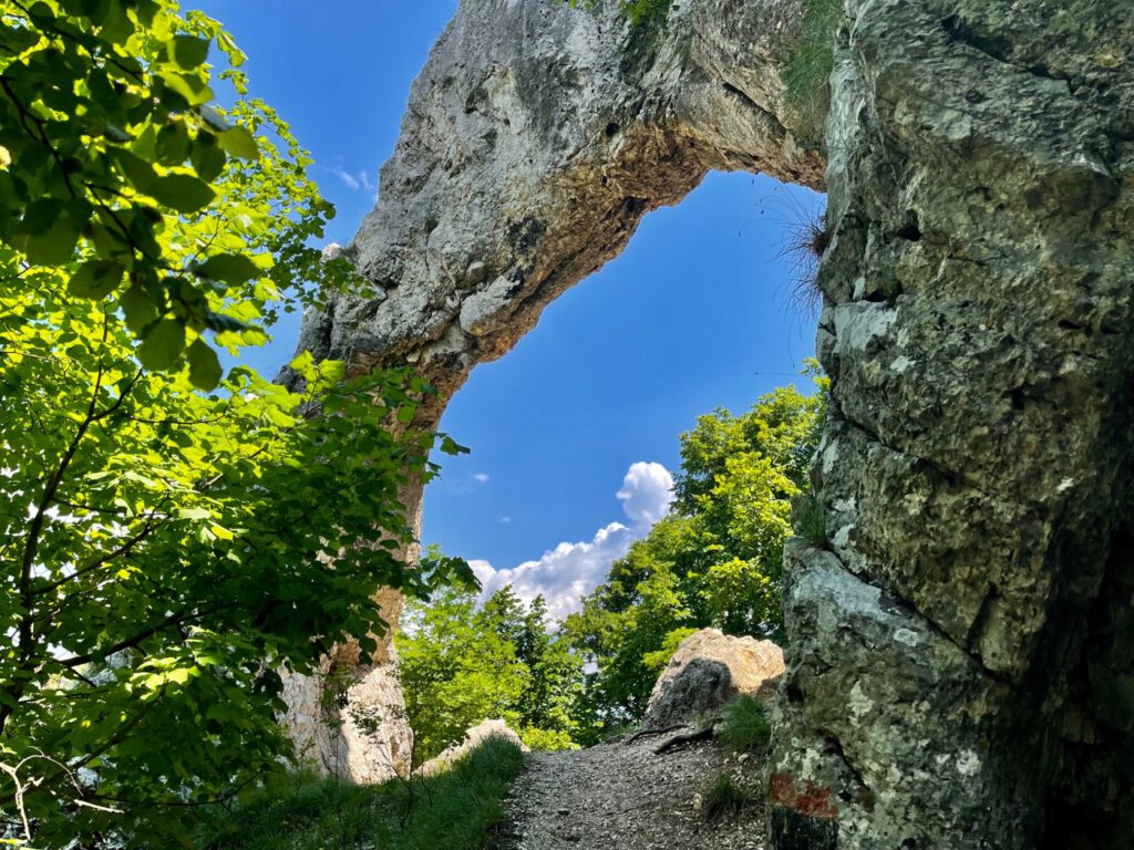 Vaskapu-szikla, a Pilis ámulatba ejtő boltívei
