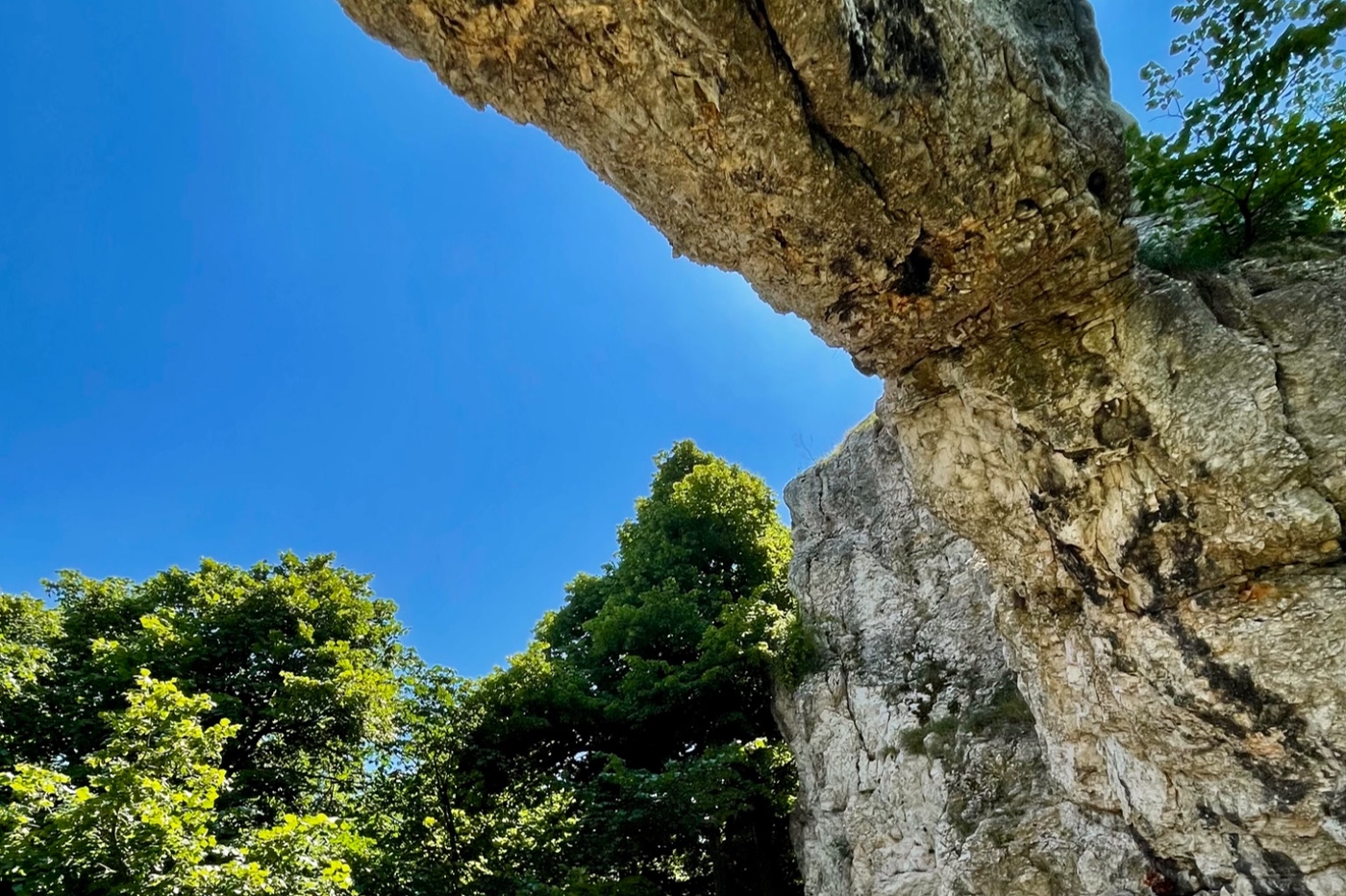 Vaskapu-szikla, a Pilis ámulatba ejtő boltívei