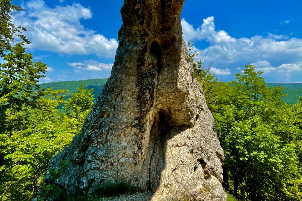 Vaskapu-szikla, a Pilis ámulatba ejtő boltívei