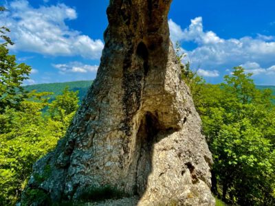 Vaskapu-szikla, a Pilis ámulatba ejtő boltívei