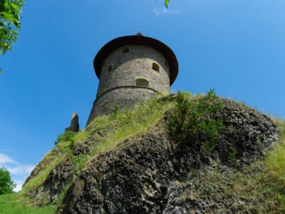 Somoskői vár, a Medves-vidék egyik vulkanikus kúpján álló középkori erősség