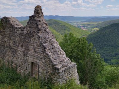 Szádvár, a Várhegy magányos csúcsán álló középkori erődítmény