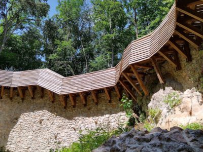 Szádvár, a Várhegy magányos csúcsán álló középkori erődítmény