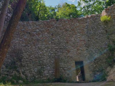 Szádvár, a Várhegy magányos csúcsán álló középkori erődítmény