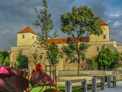 A várpalotai Thury-vár, amely a legyőzhetetlen bajvívóról kapta nevét