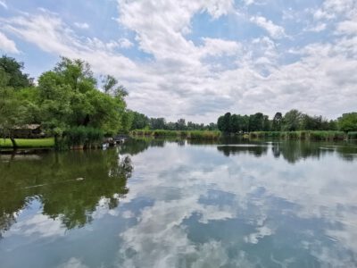 Veresegyház festői szépségű, vadregényes tórendszere