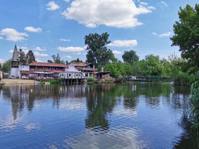 Veresegyház festői szépségű, vadregényes tórendszere