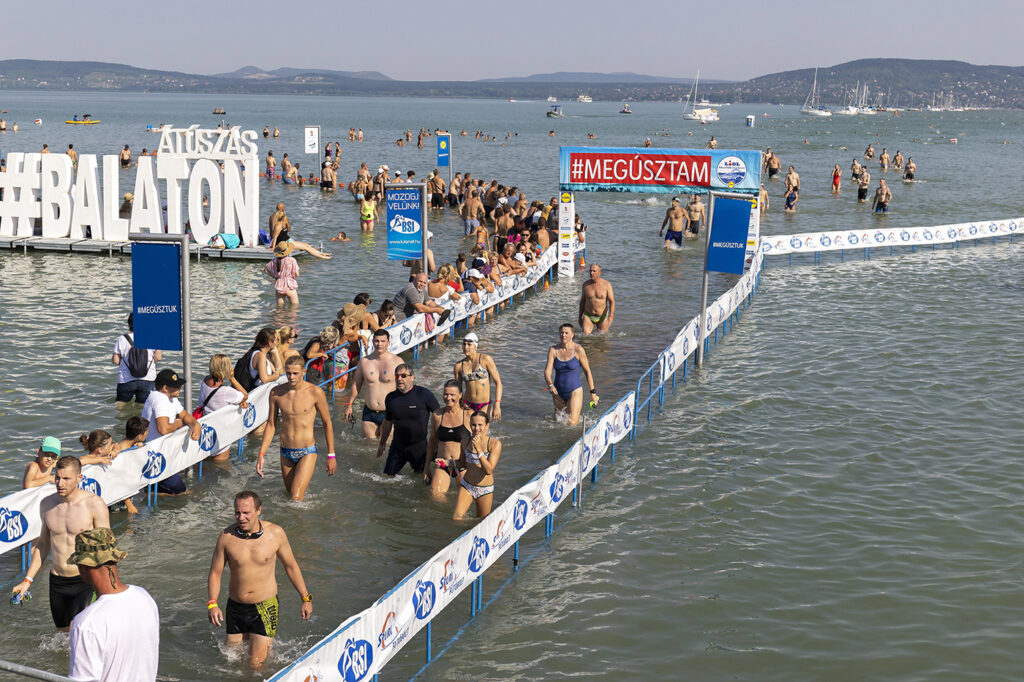 Több mint 12.000 ember ugrott vízbe a jubileumi, 40. Balaton-átúszáson