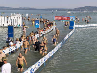 Több mint 12.000 ember ugrott vízbe a jubileumi, 40. Balaton-átúszáson